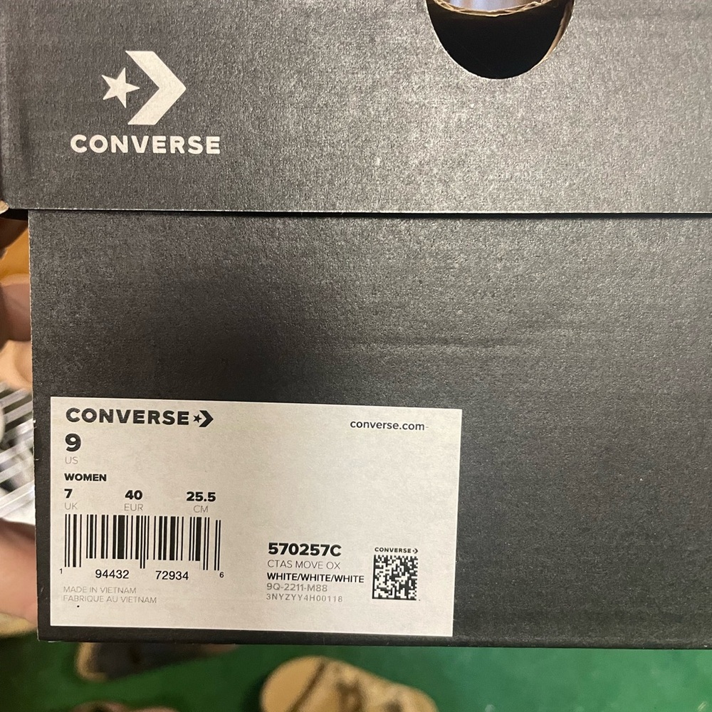 Converse White Sneakers Classic Low-Top Design - Picture 9 of 9